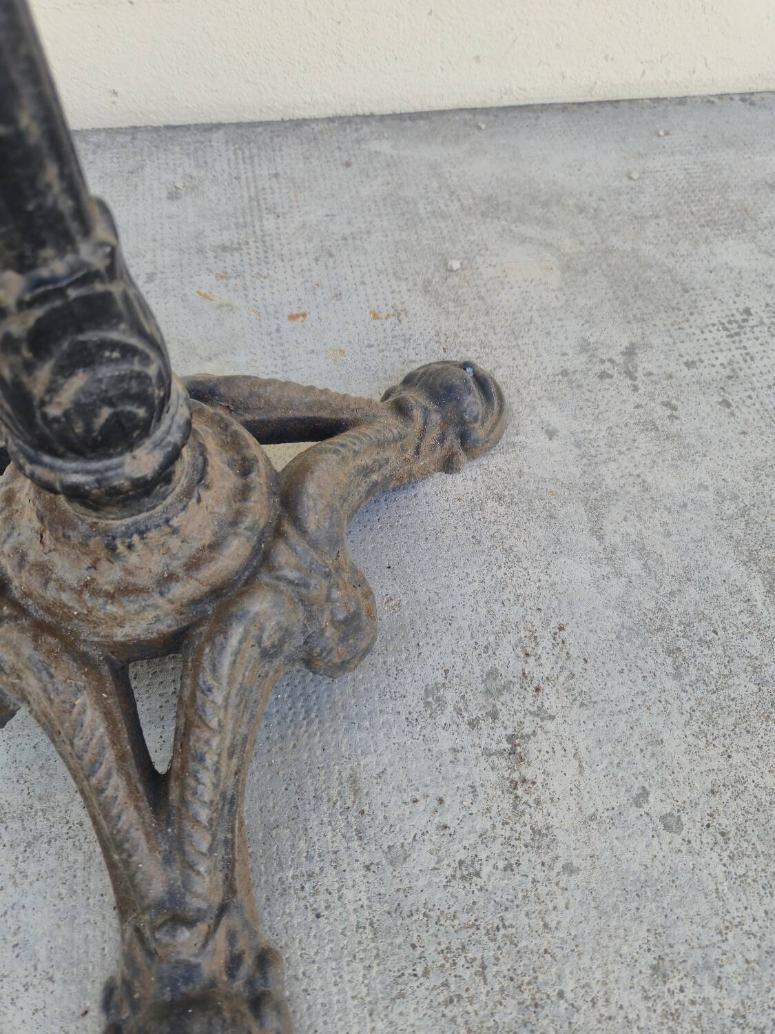 Pedestal table for restaurant bistro with lion paws and marble