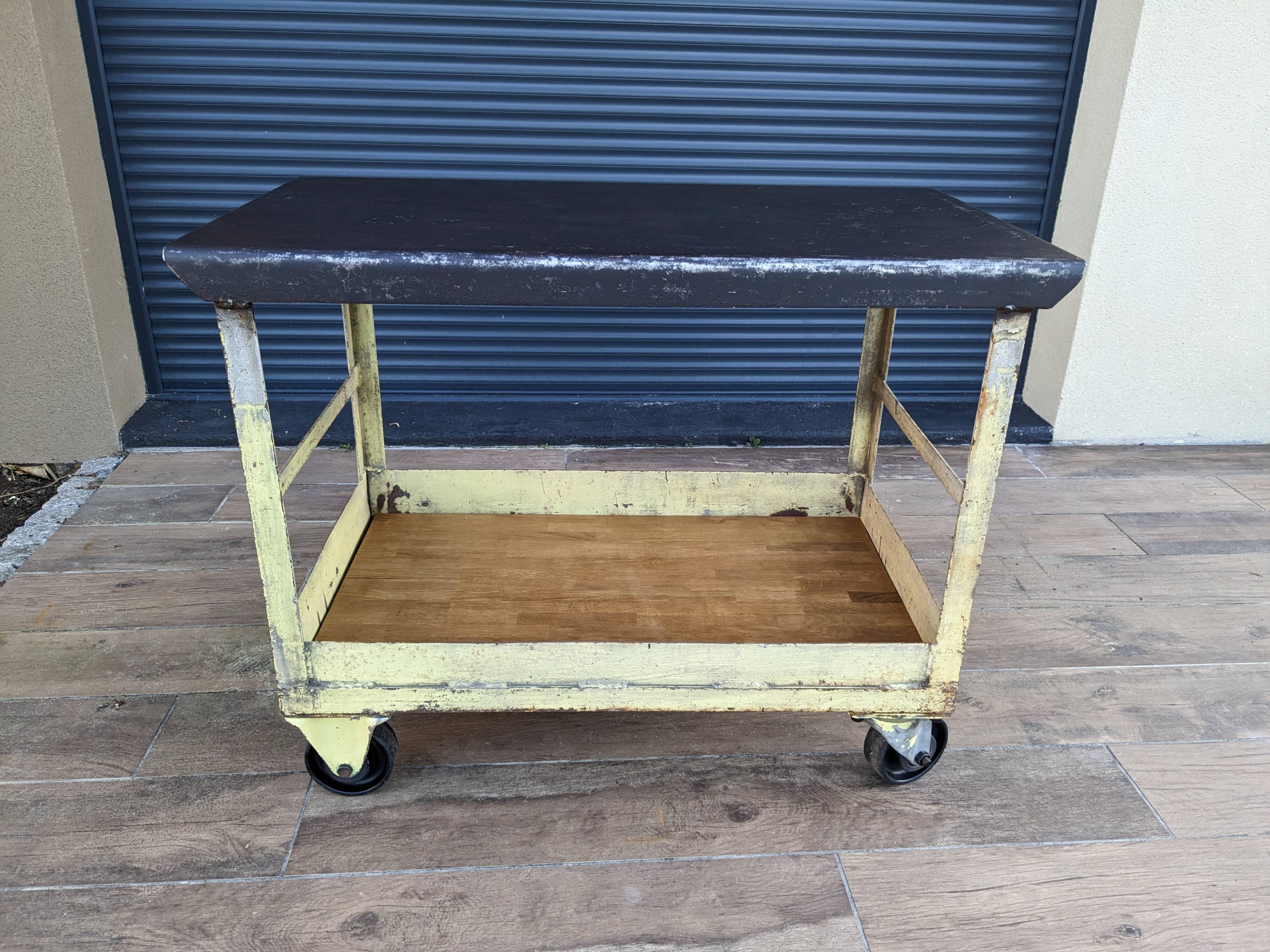 Renault workshop trolley from the 1950s, industrial spirit and original patina.