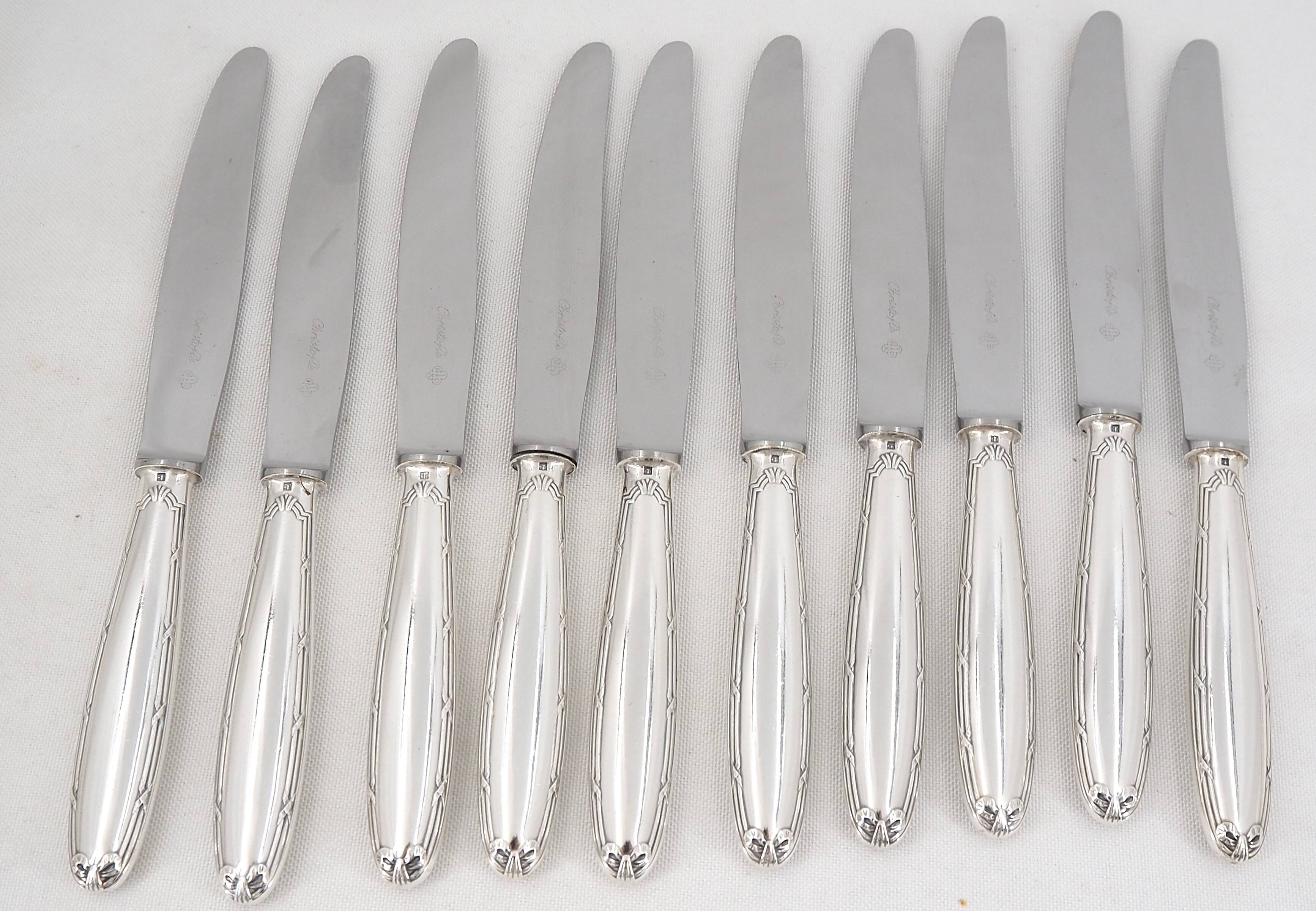 Christofle Rubans, 10 silver-plated table knives, in excellent condition.