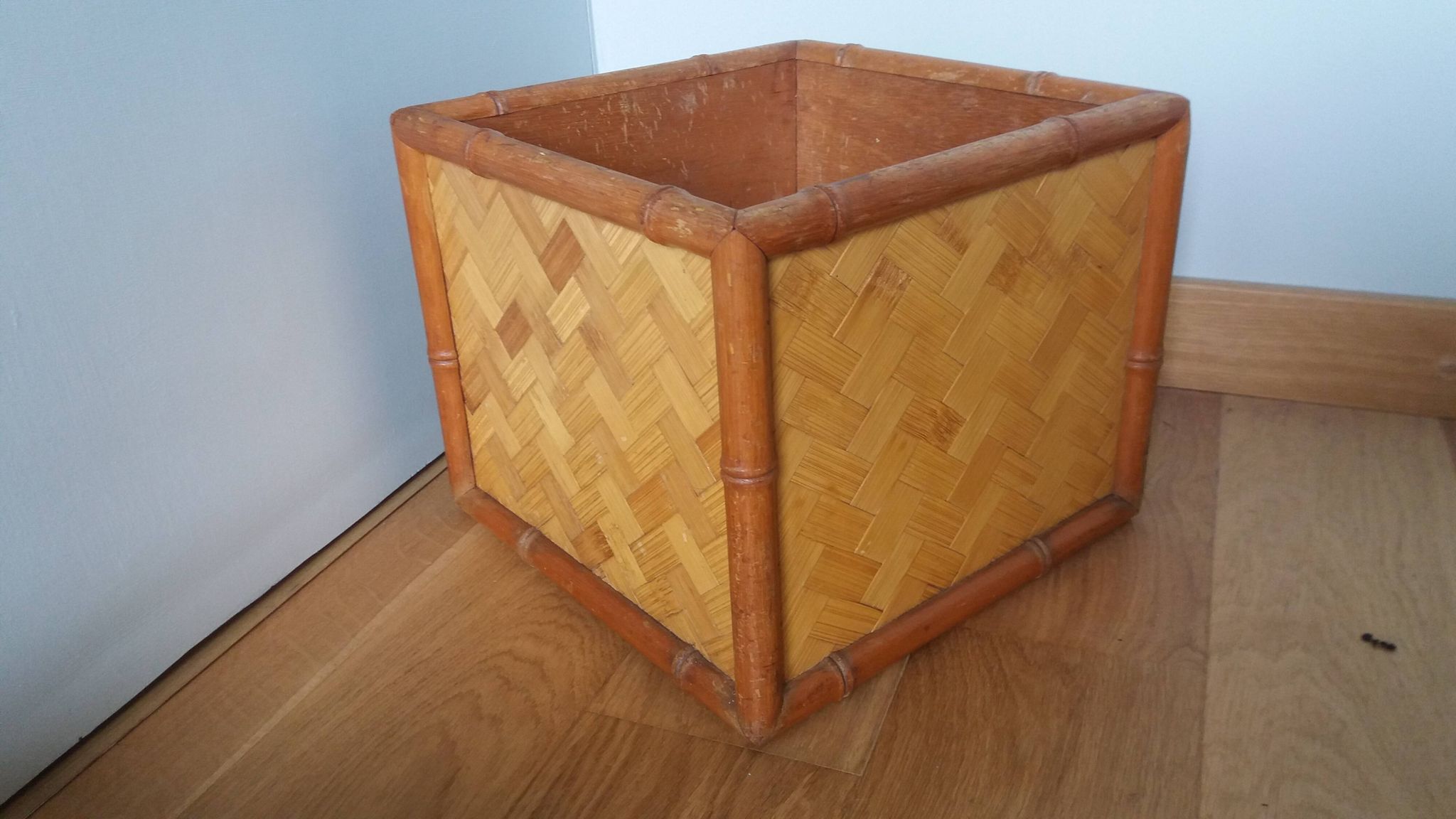 Cache pot, storage box in wood and rattan.