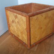 Cache pot, storage box in wood and rattan.