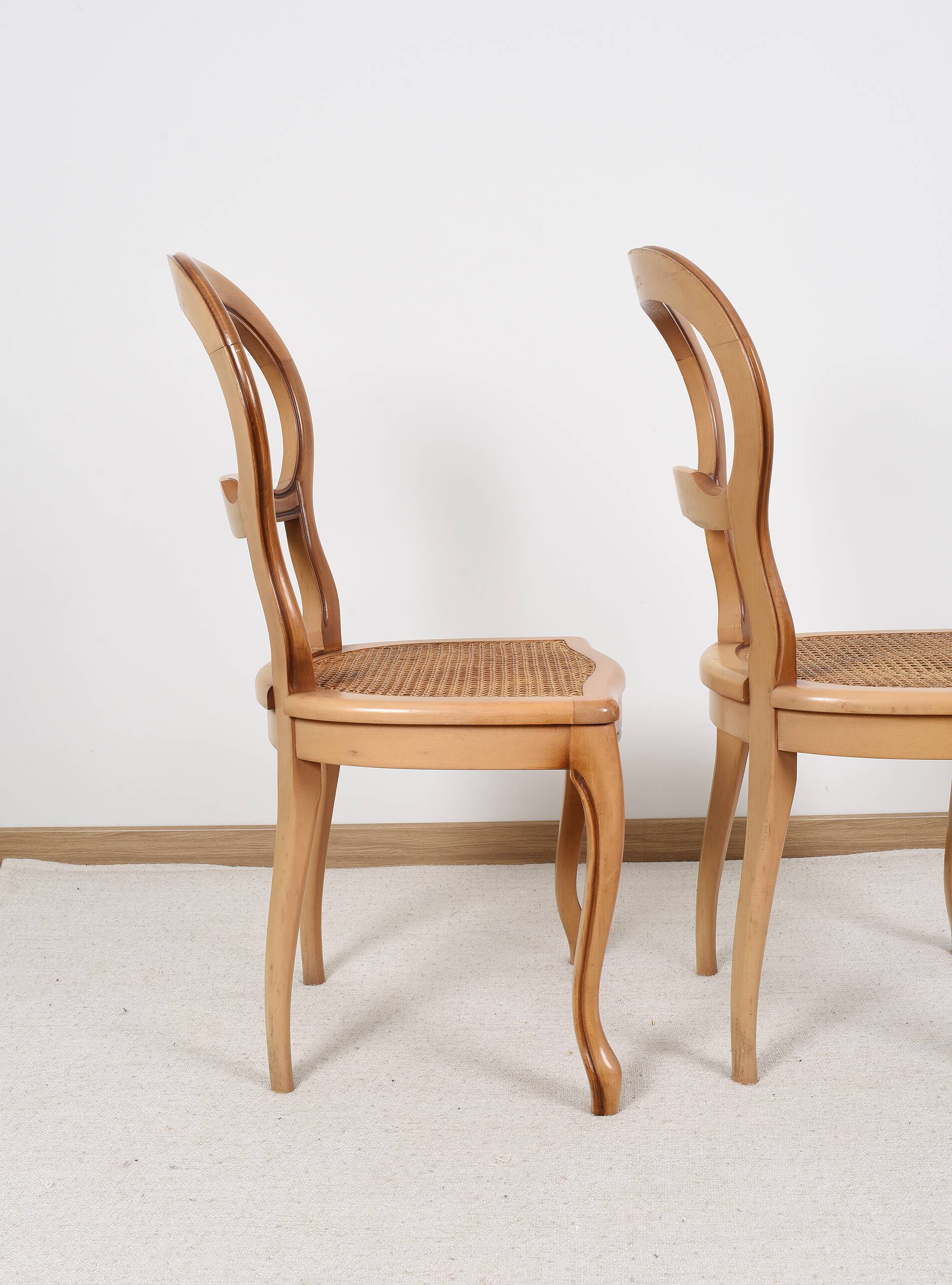 Paire de chaises cannées, en bois