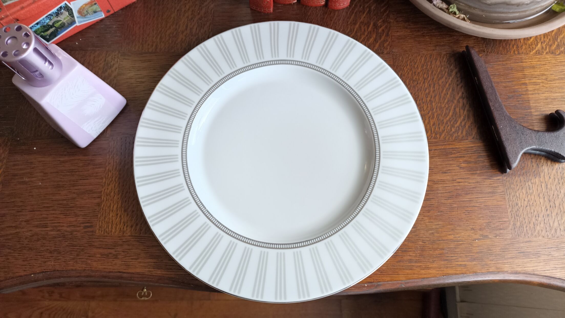 Guy Degrenne serving dish in Limoges porcelain, Venice Day Platinum