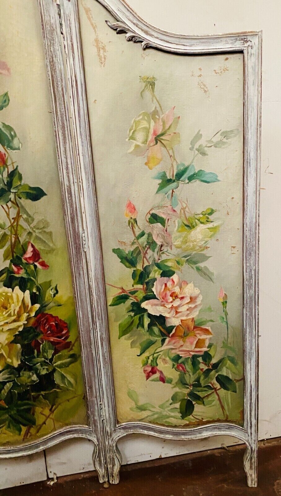 Screen has three Louis XV style panels in patinated wood XX century