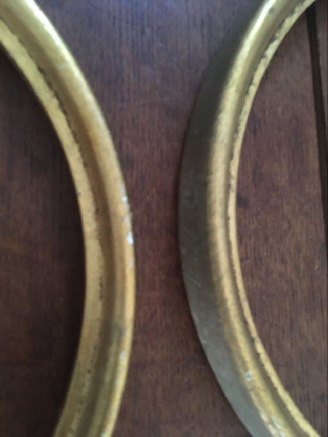 Round frames in gilded wood.