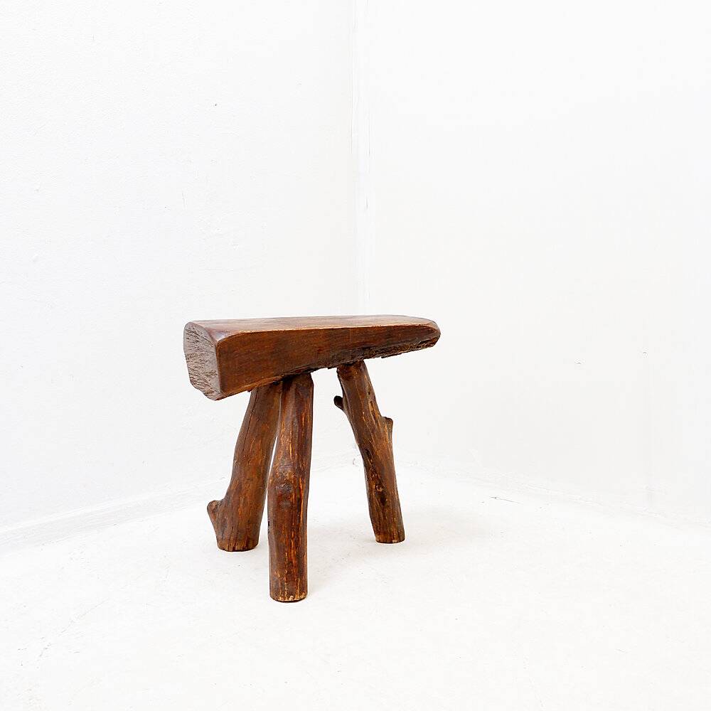 Rustic brutalist tripod stool in wood - Natural shape - 1950s/60s