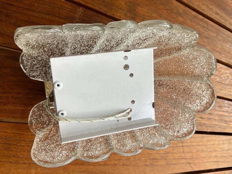 Murano wall lamp in cracked glass and gilded brass, Italian design 1970