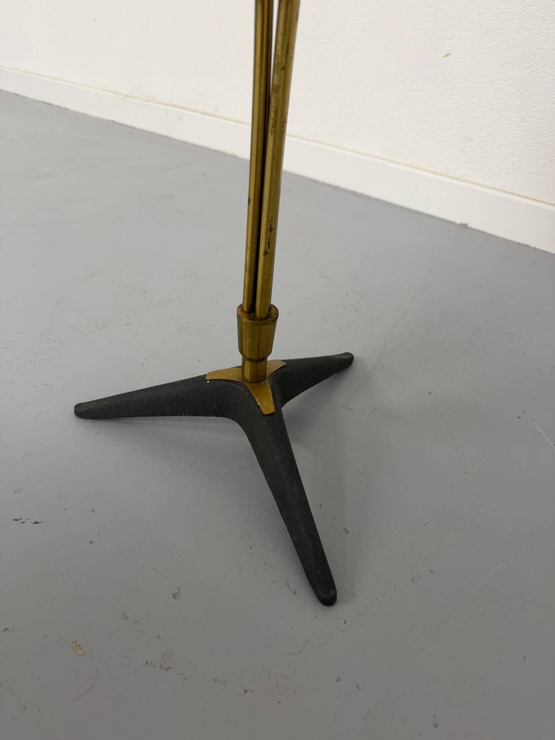 Antique brass and fiber amphora floor lamp from the 60s vintage design