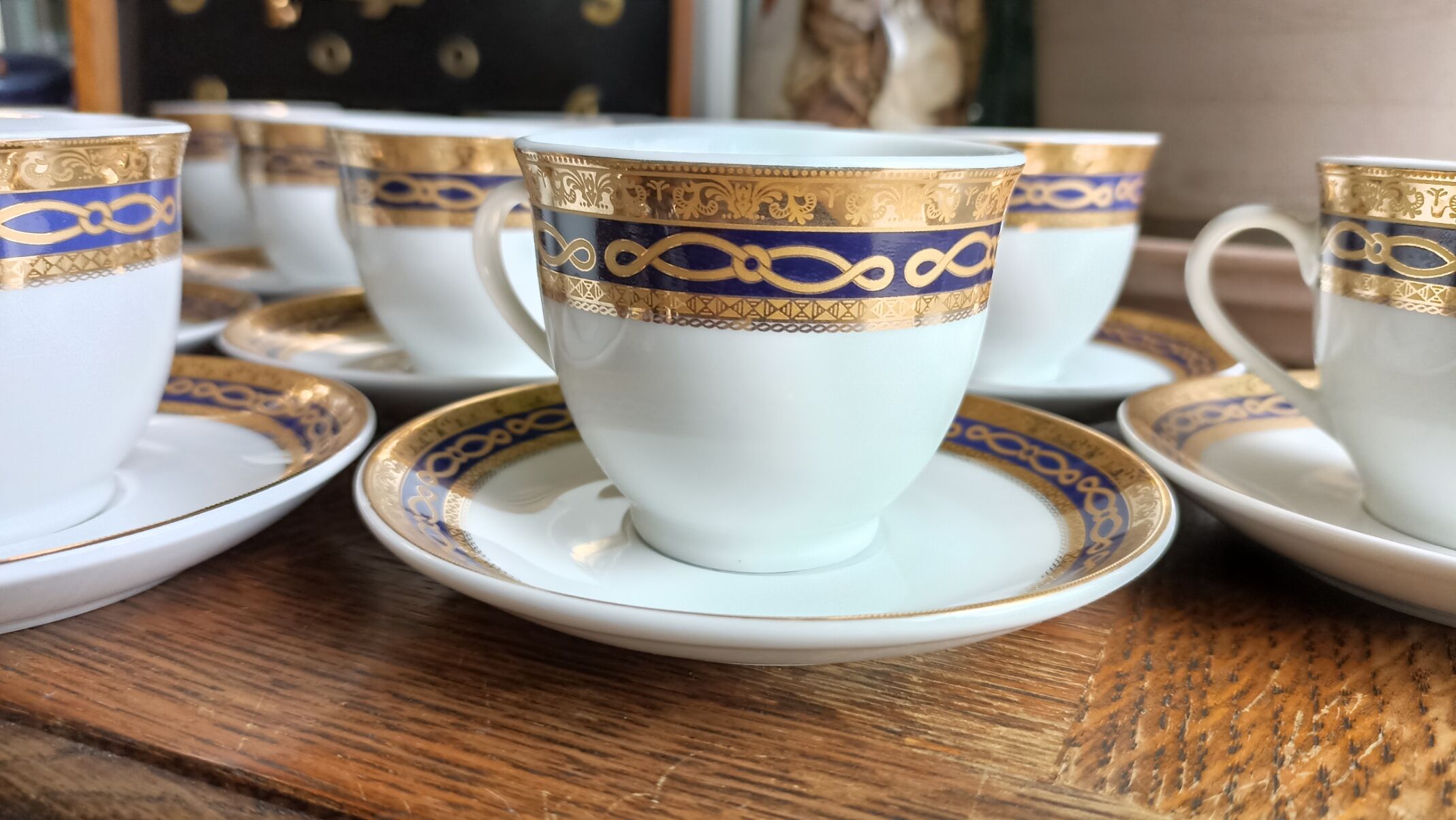12 tasses à café en porcelaine style Empire