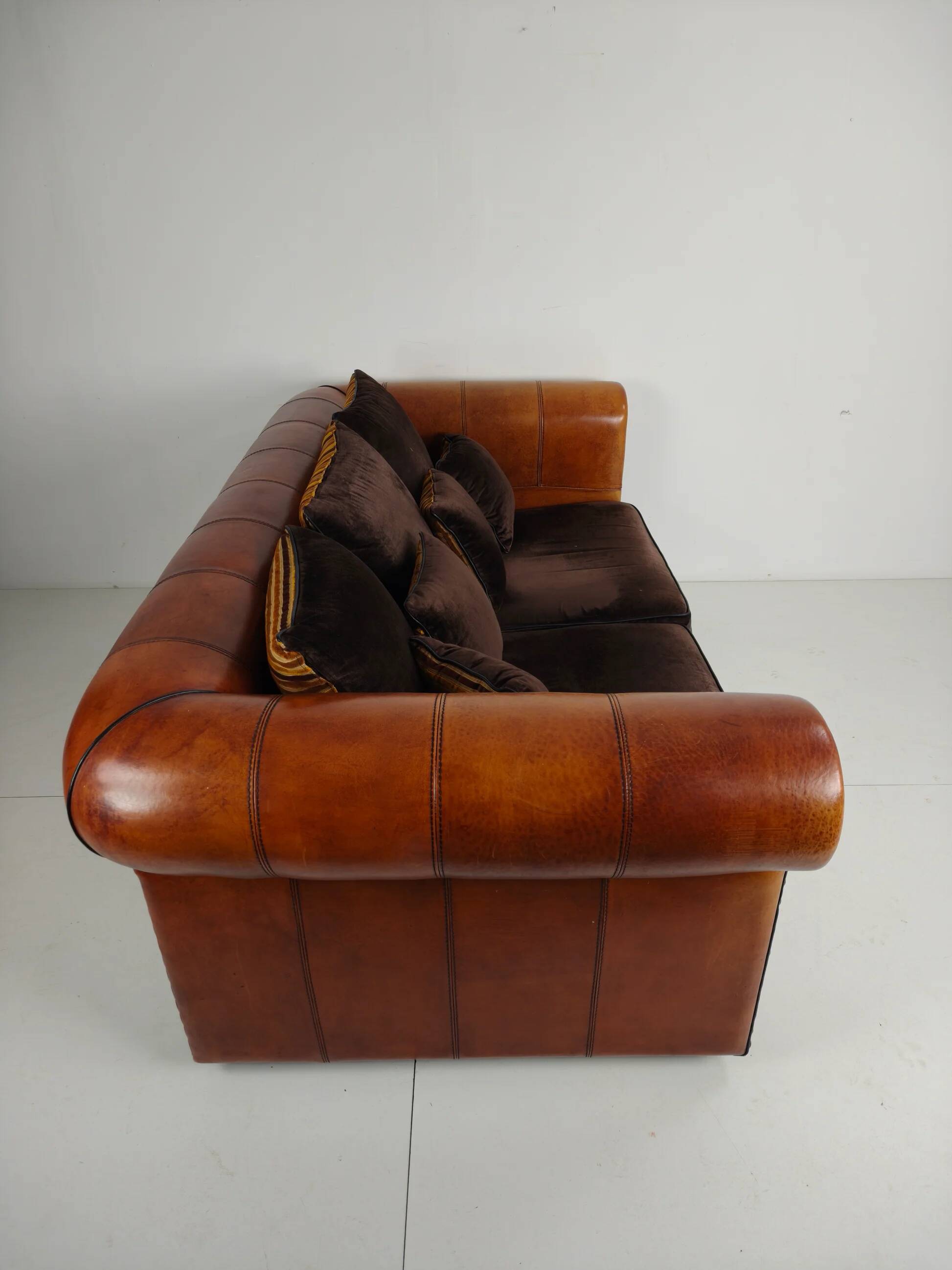 Canapé 2,5 places de luxe en peau de mouton faite à la main – par Lounge Atelier