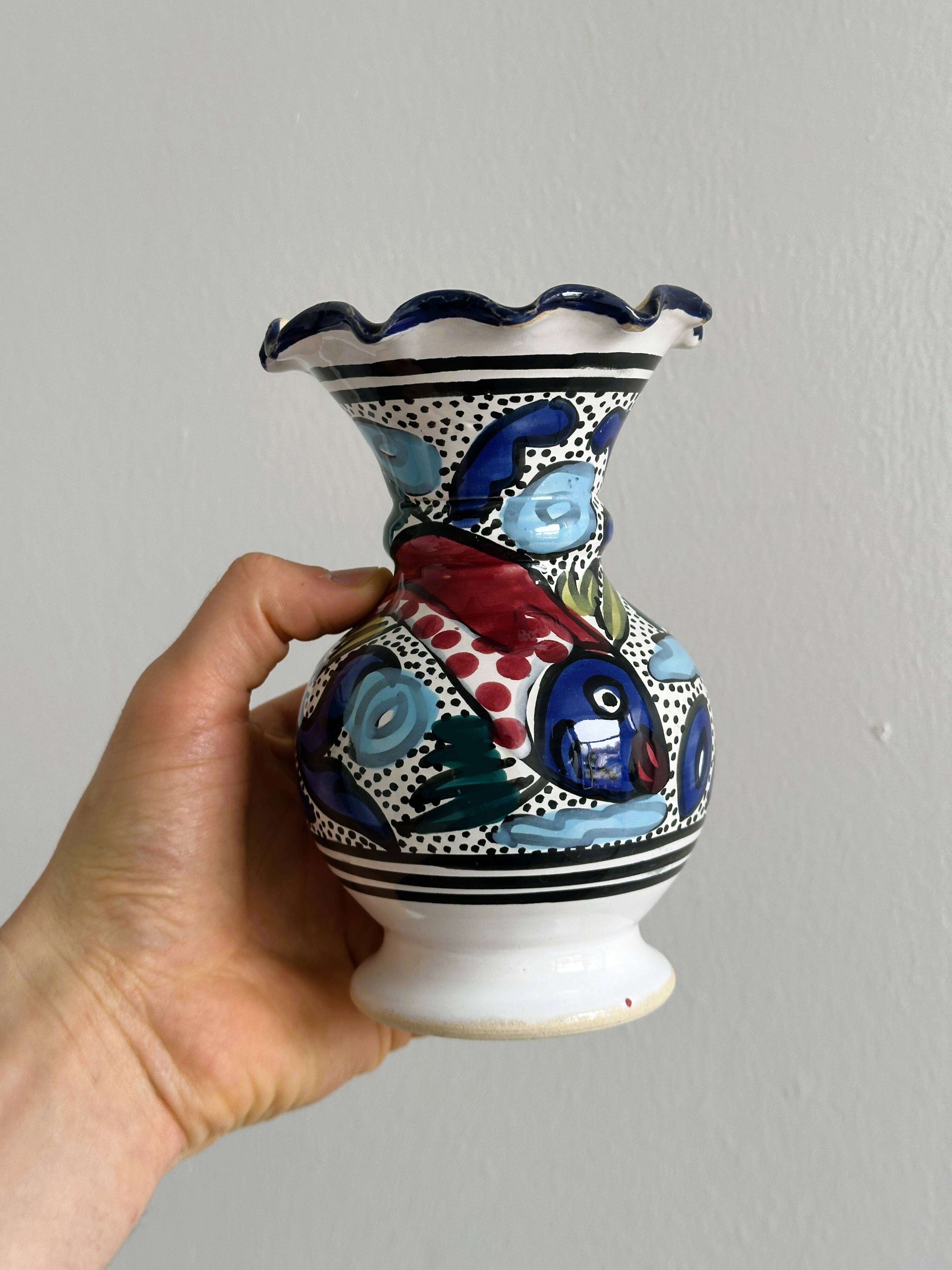 Petit vase peint à la main style Maghrébin.