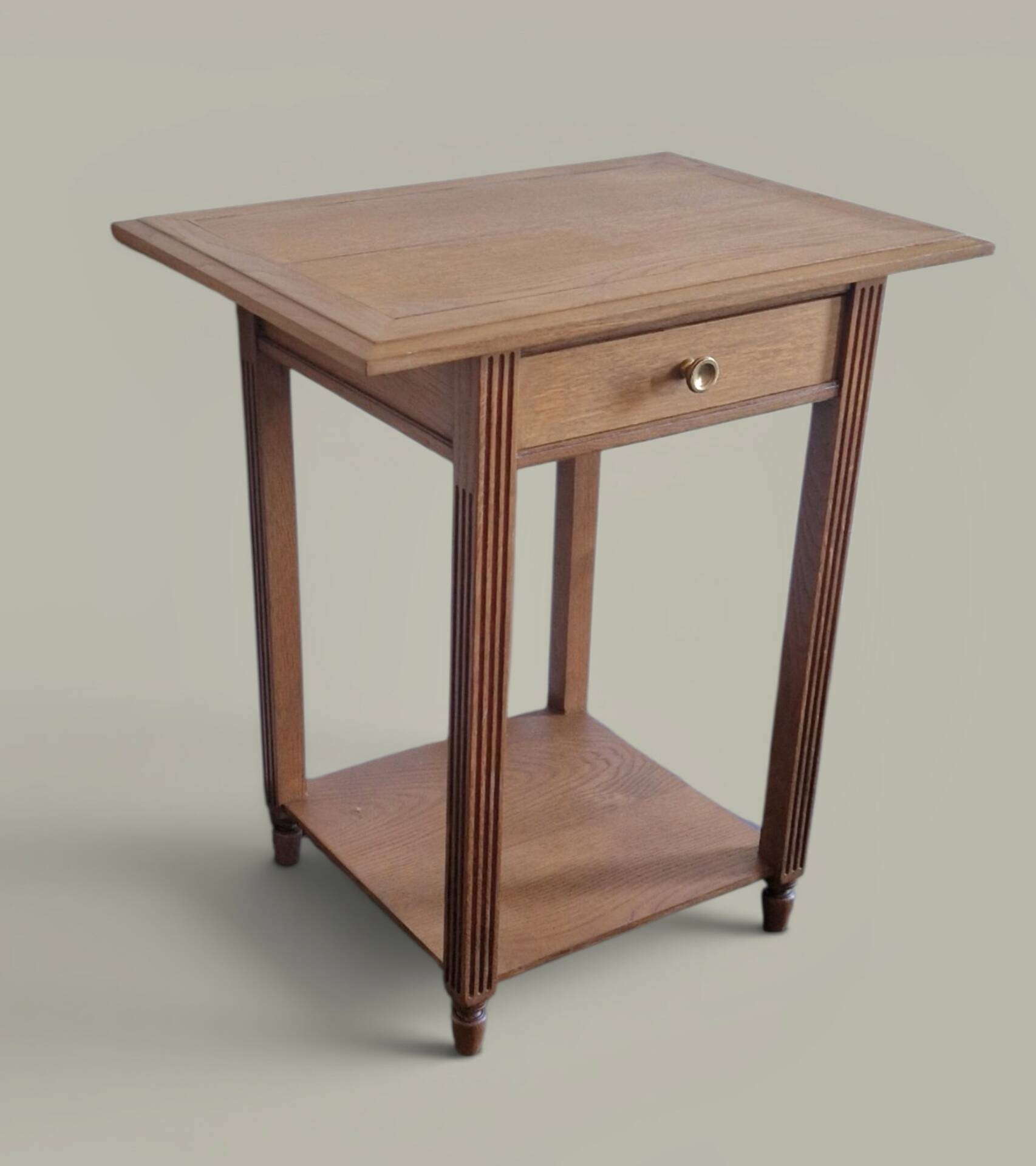 Table d’appoint chêne – Lignes architecturales, esprit moderniste 1940