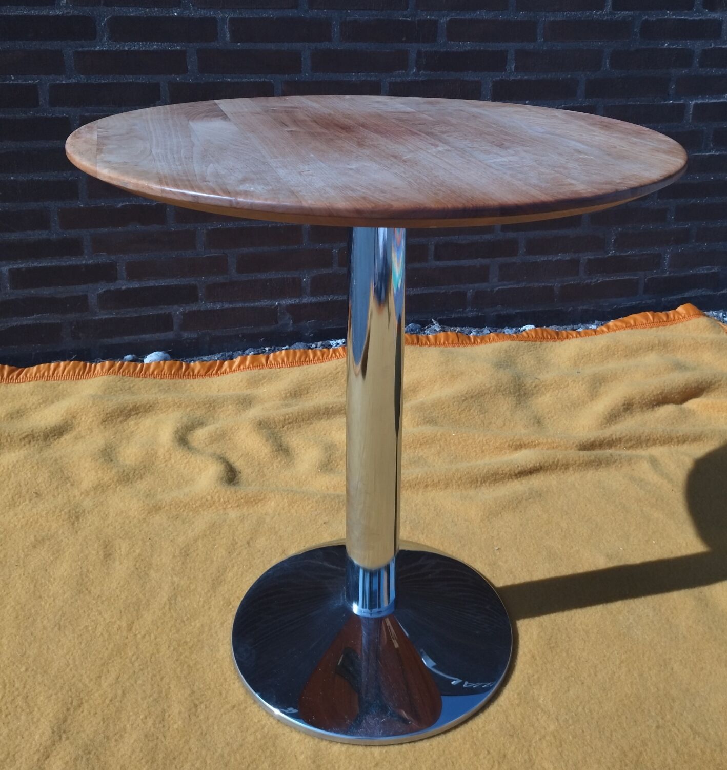 Bistro table, central leg