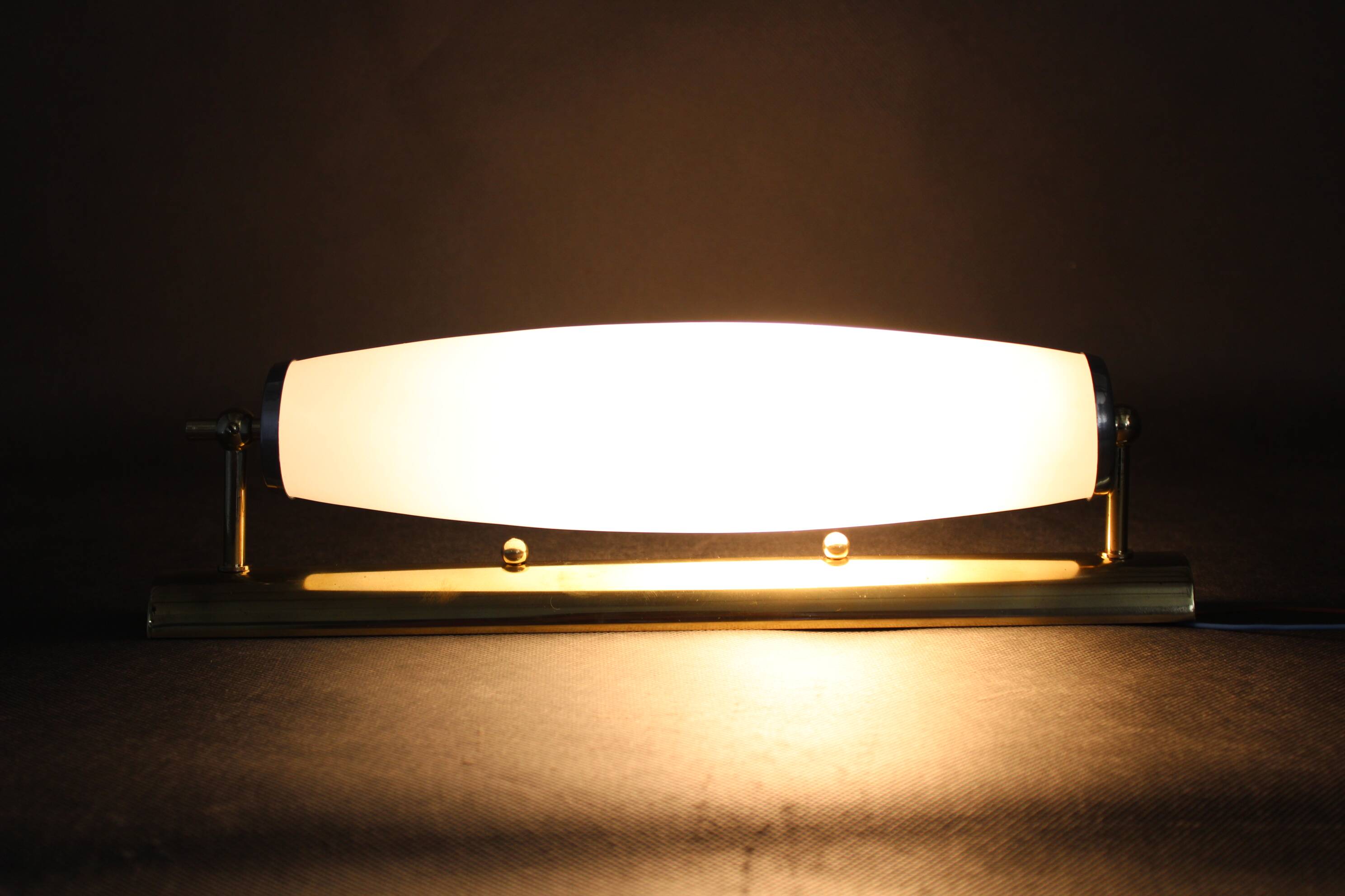 Applique murale en laiton et verre opalin Art Déco, Italie, années 1940.