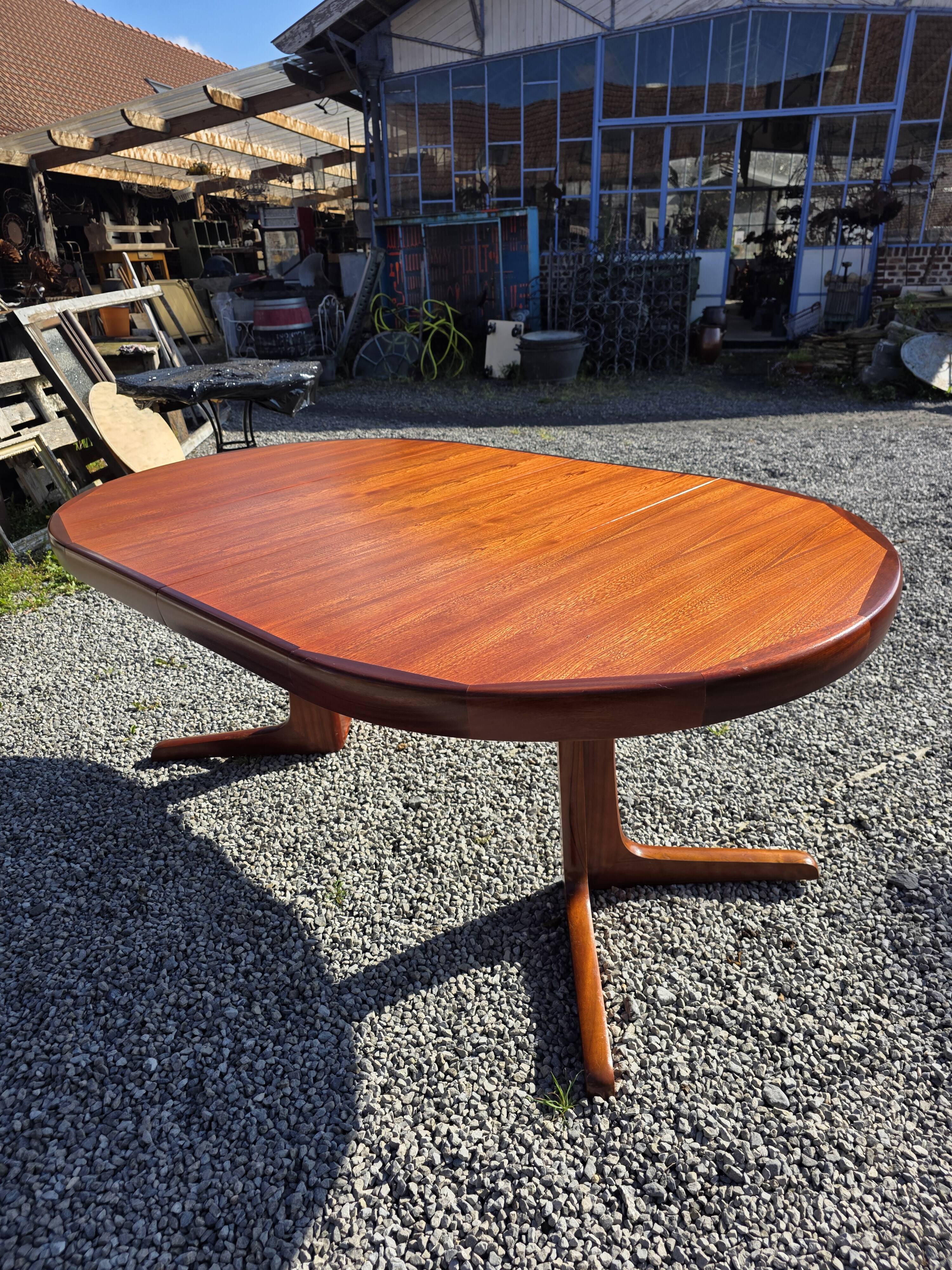 Baumann extendable table in teak from the 1960s.