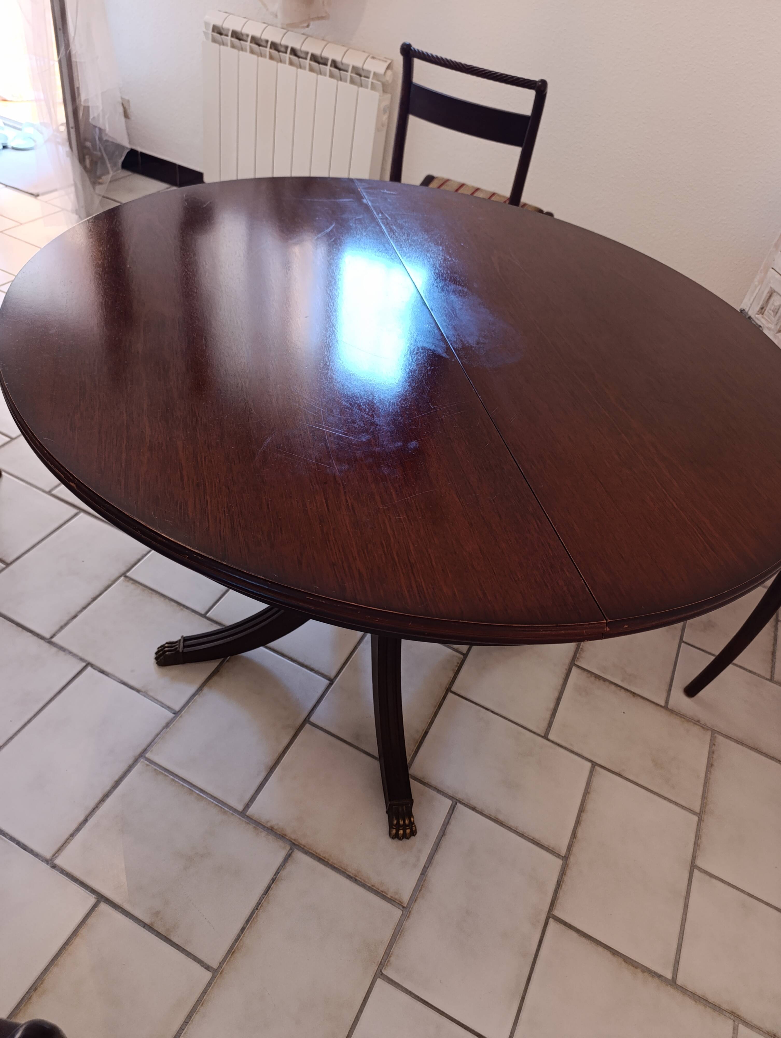 Table and chairs made of mahogany wood.