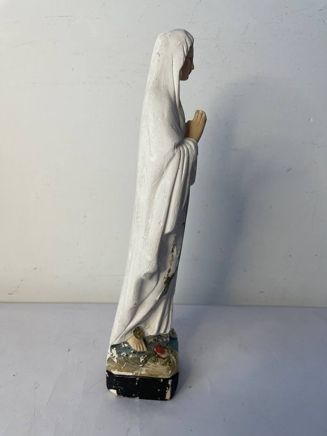 Ancienne vierge en plâtre