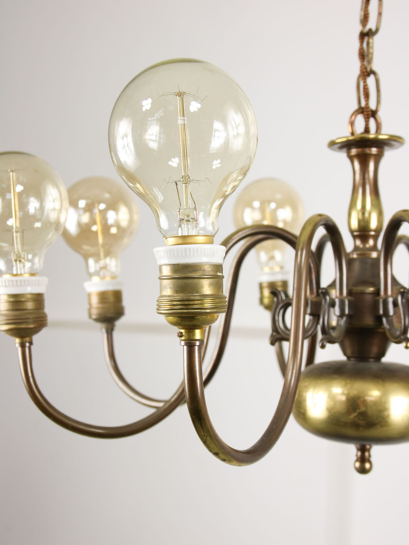 Viennese minimal brass 8-arm chandelier