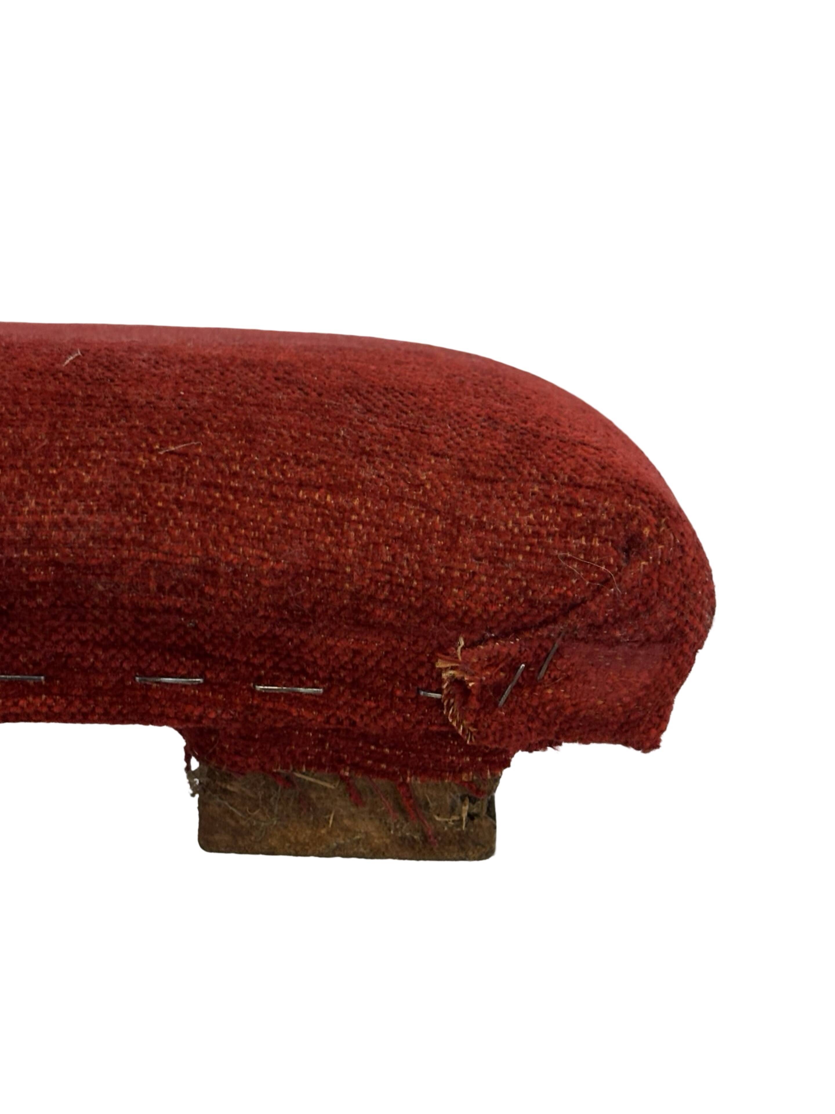 Pouf Art Déco design des années 30, tabouret minimaliste modèle bas.