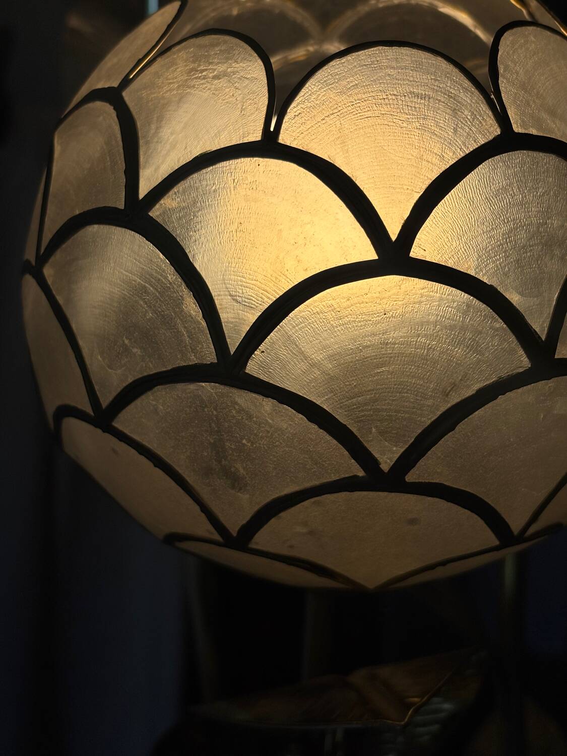Floral floor lamp in brass and Capiz mother-of-pearl, 1970