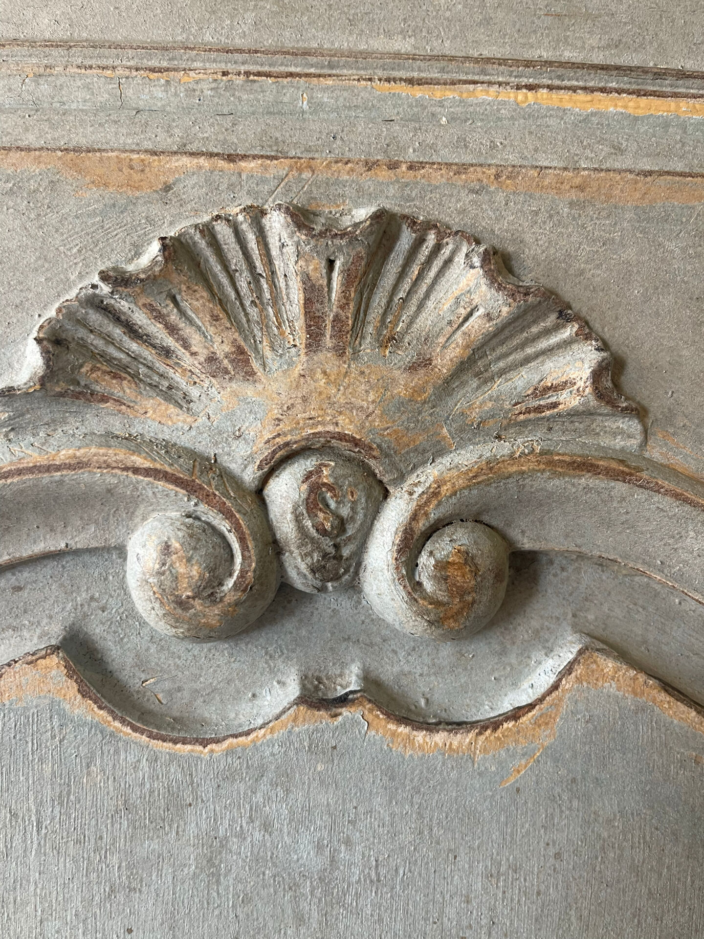 Patinated bonnetière
