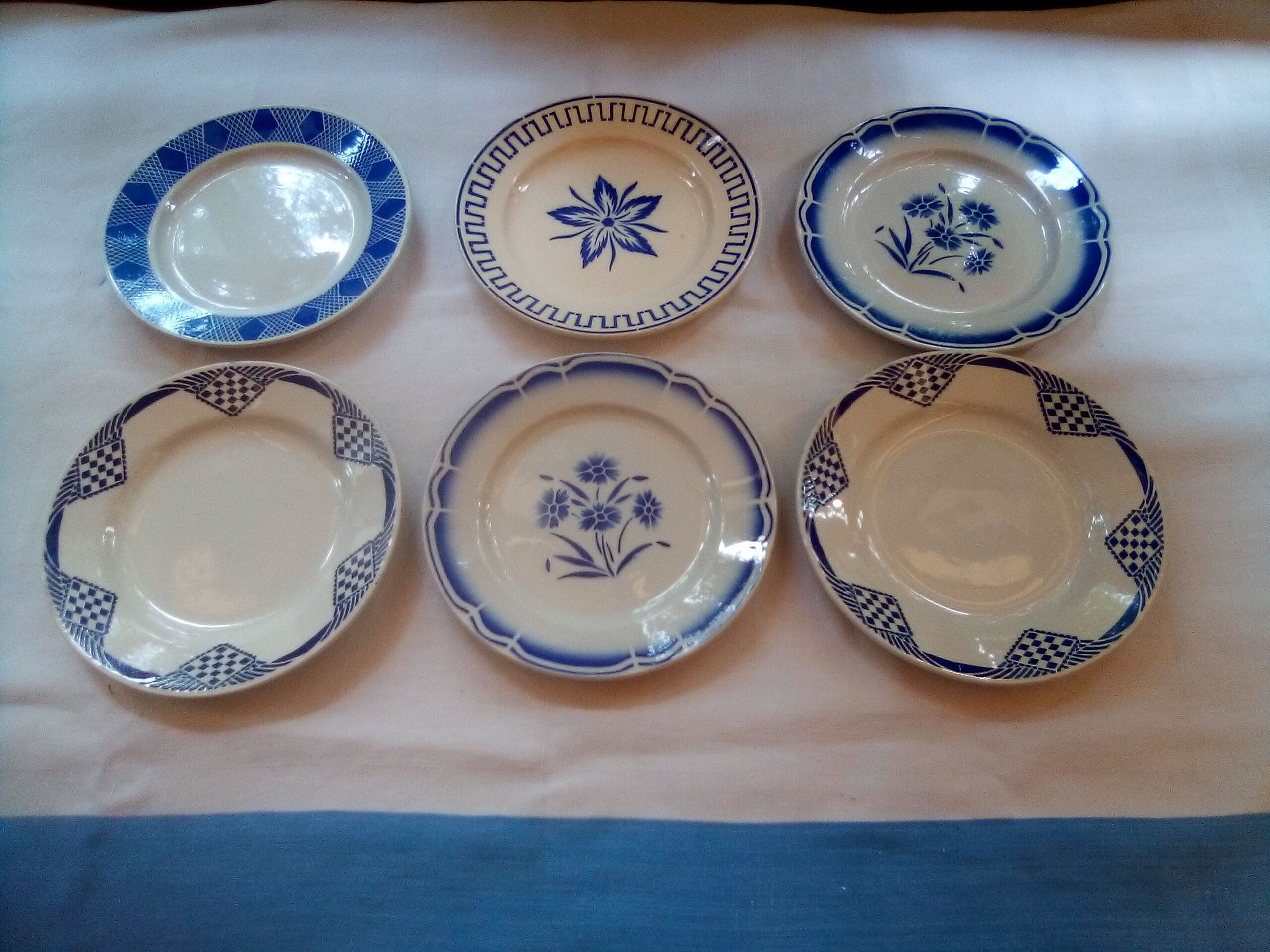 Assorted 18 old blue plates