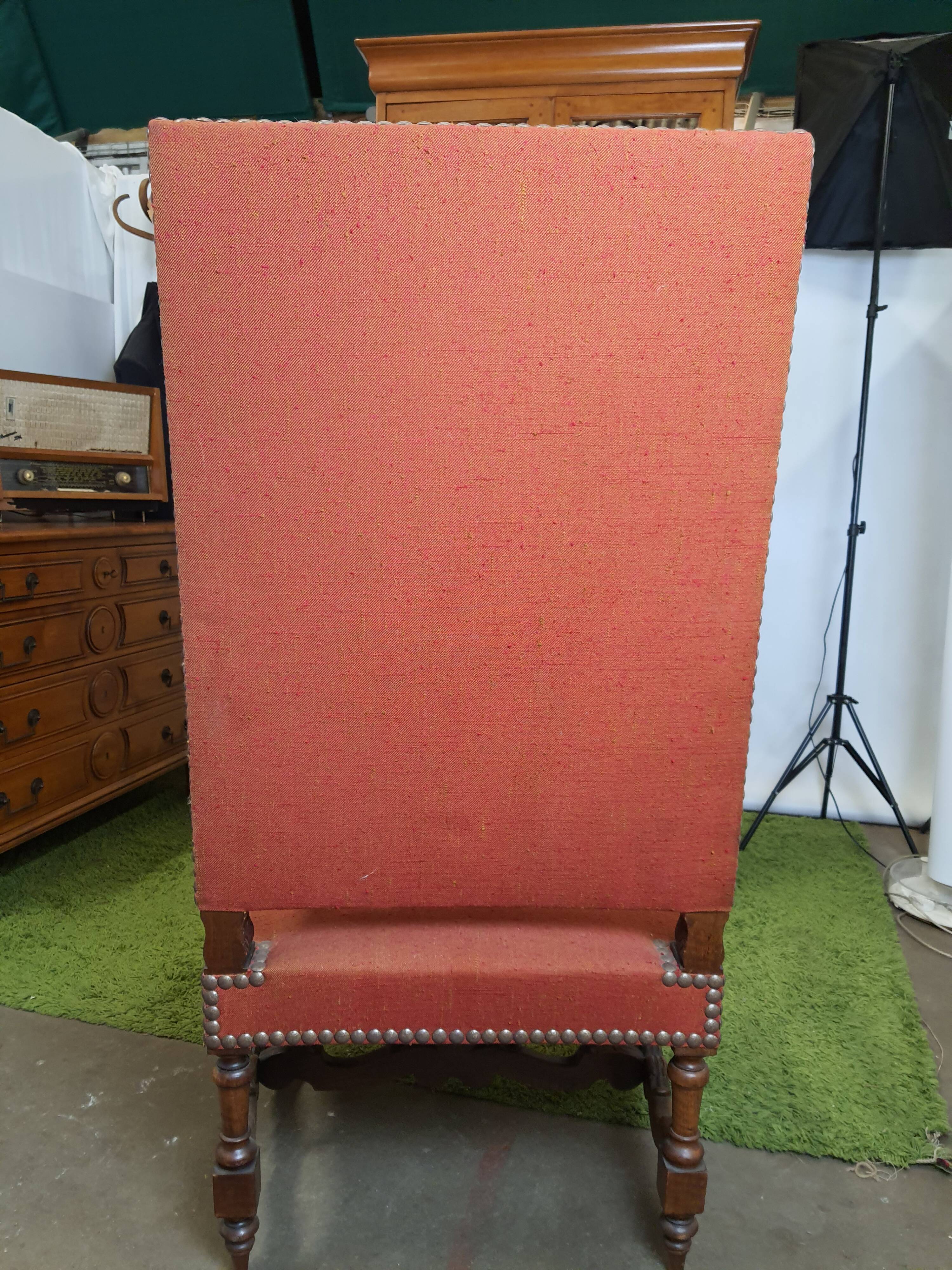 Ancien fauteuil de style bois et tissu décor licorne
