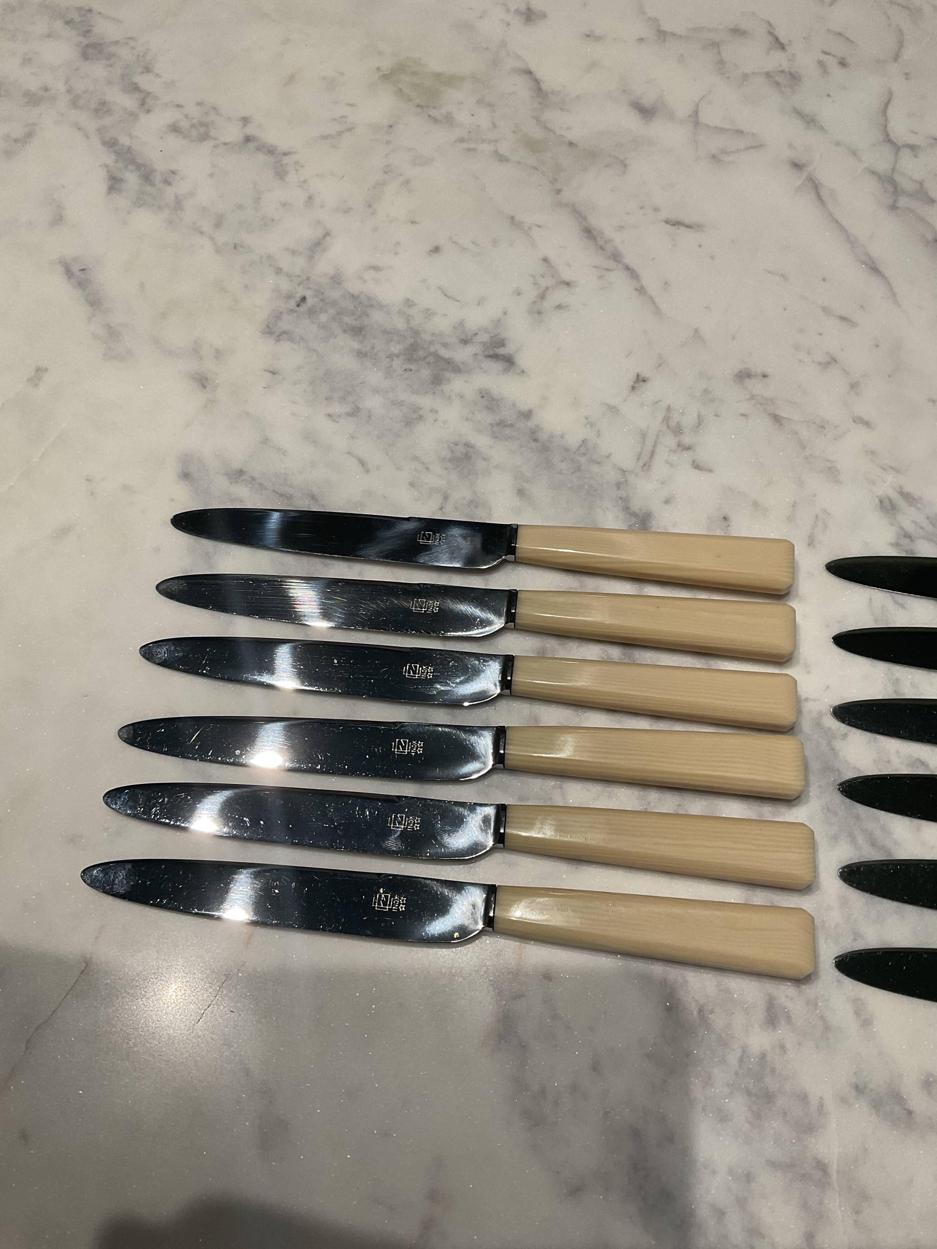 1é couteaux à fromage ou entremets . Inox et Bakélite