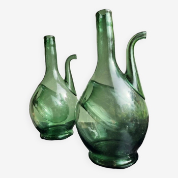 Paire de décanteurs à vin en verre soufflé aux teintes bleu/vert.