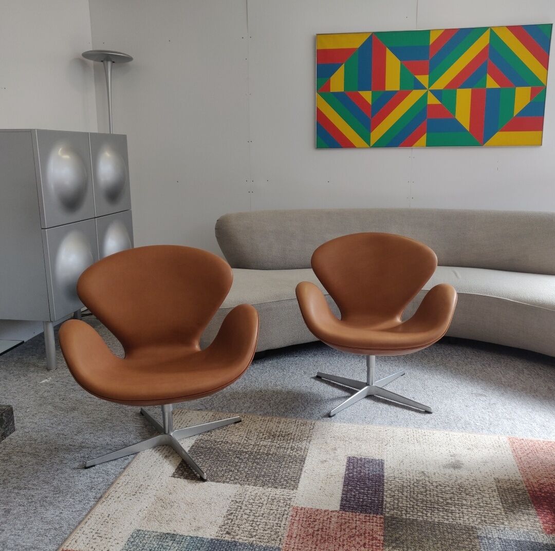 Pair Arne Jacobsen Swan chairs by Fritz Hansen