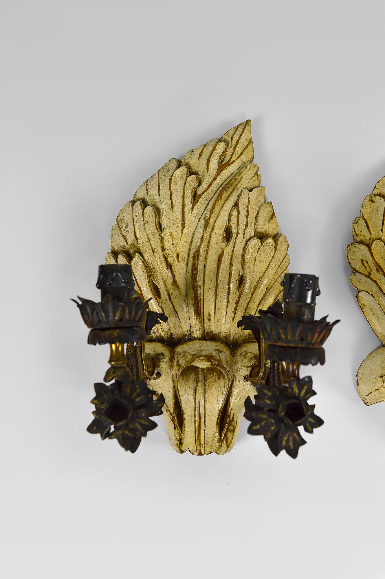 Pair of Hollywood Regency sconces in carved, painted and patinated wood, 1950s