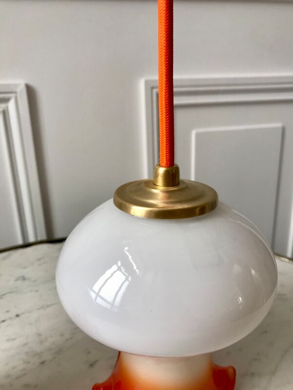 Paire de suspensions tulipes en opaline orange dégradé fil orange années 70