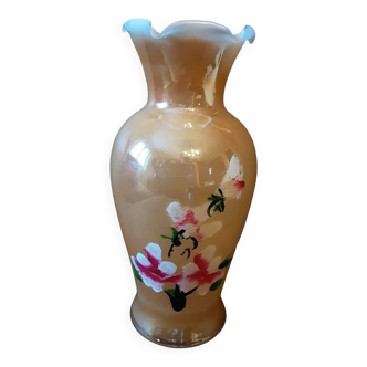 Vase en opaline nacrée