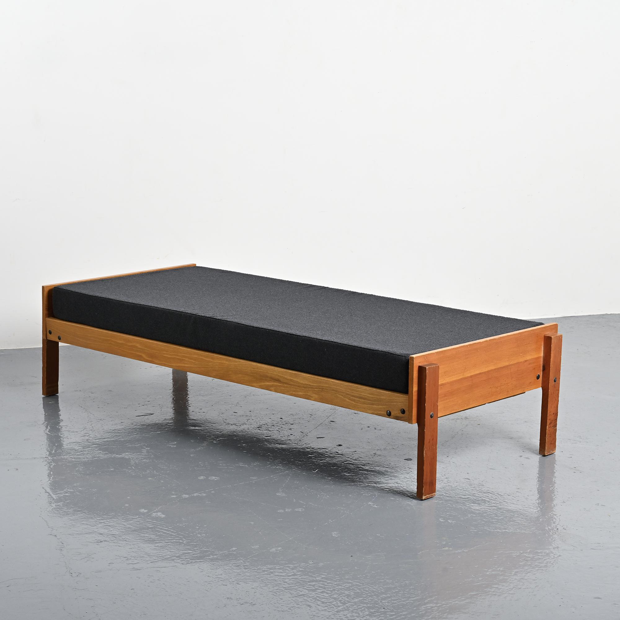 Lit banquette by Pierre Guariche, La Plagne, around 1965.