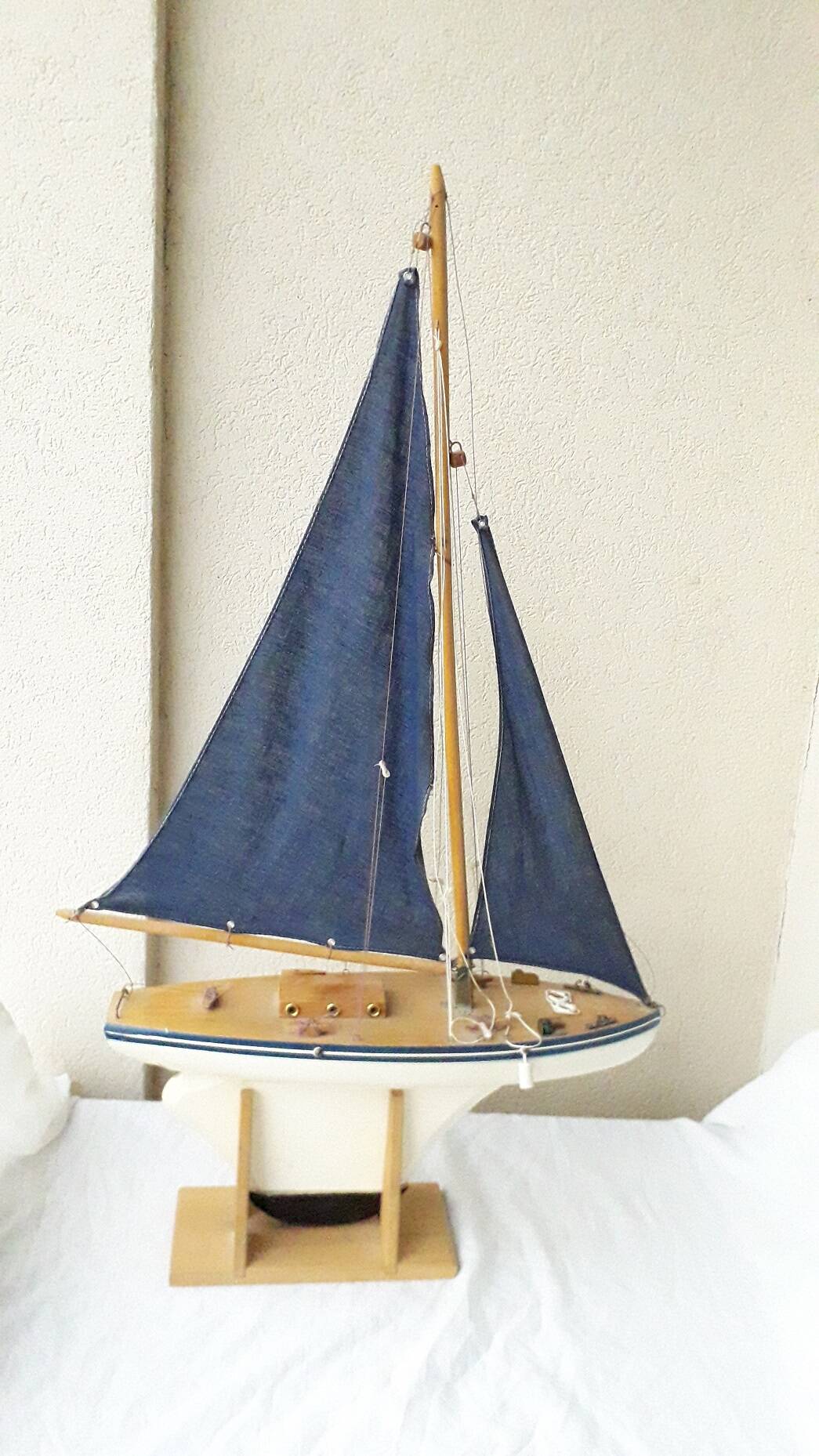 Bateau voilier de bassin