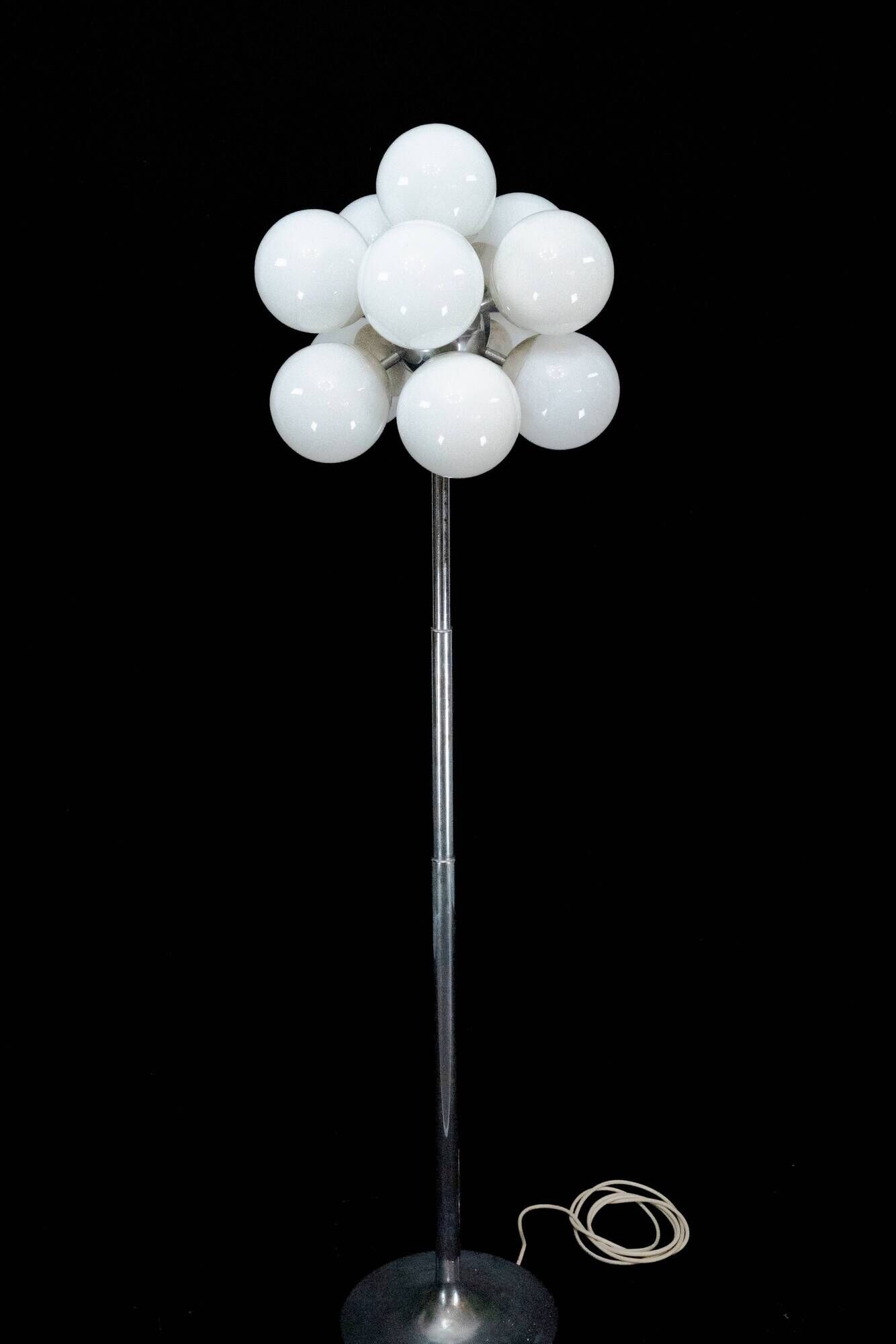 Vintage Italian space age floor lamp by Reggiani, dating from the 1960s.