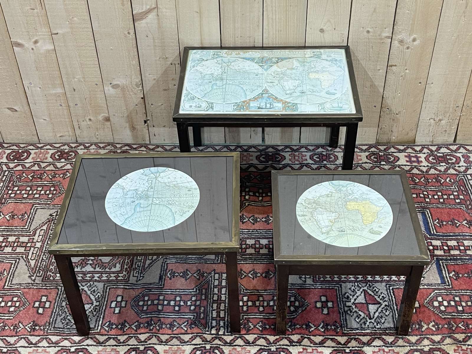 Tables gigognes mappemondes en acajou, verre et laiton - années 50
