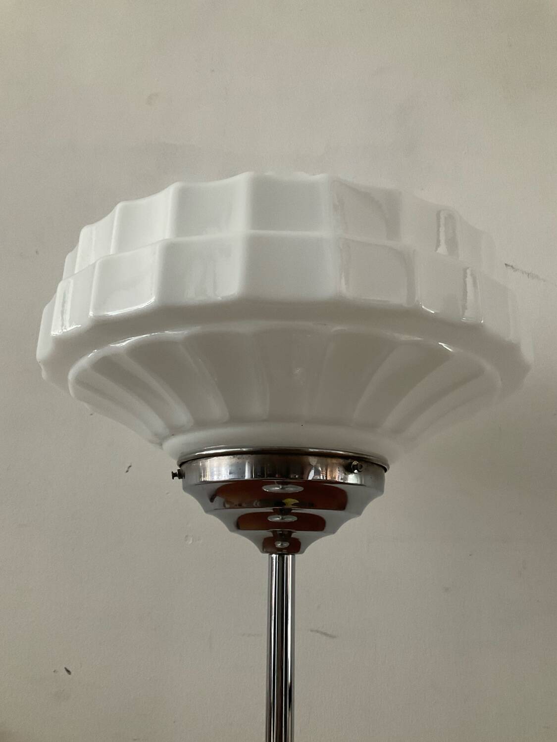 Art Deco lamp in chromed metal and opaline