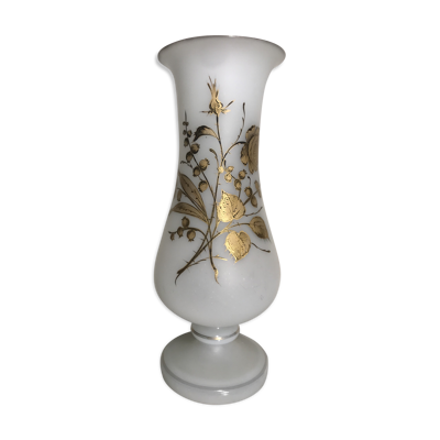 Vase ancien en verre opalin blanc avec dessin roses doré forme coupe vintage