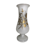 Vase ancien en verre opalin blanc avec dessin roses doré forme coupe vintage