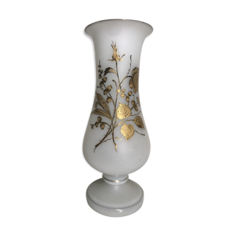 Vase ancien en verre opalin blanc avec dessin roses doré forme coupe vintage