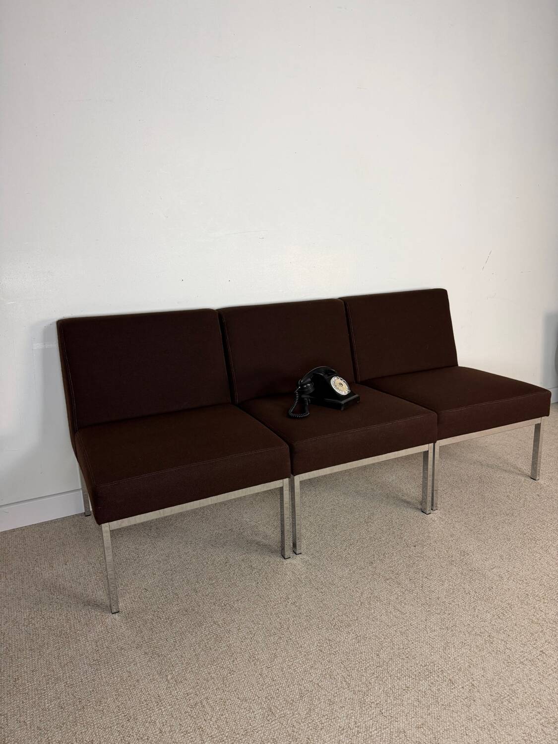 3 chauffeuses vintage – tissu brun & piètement chromé