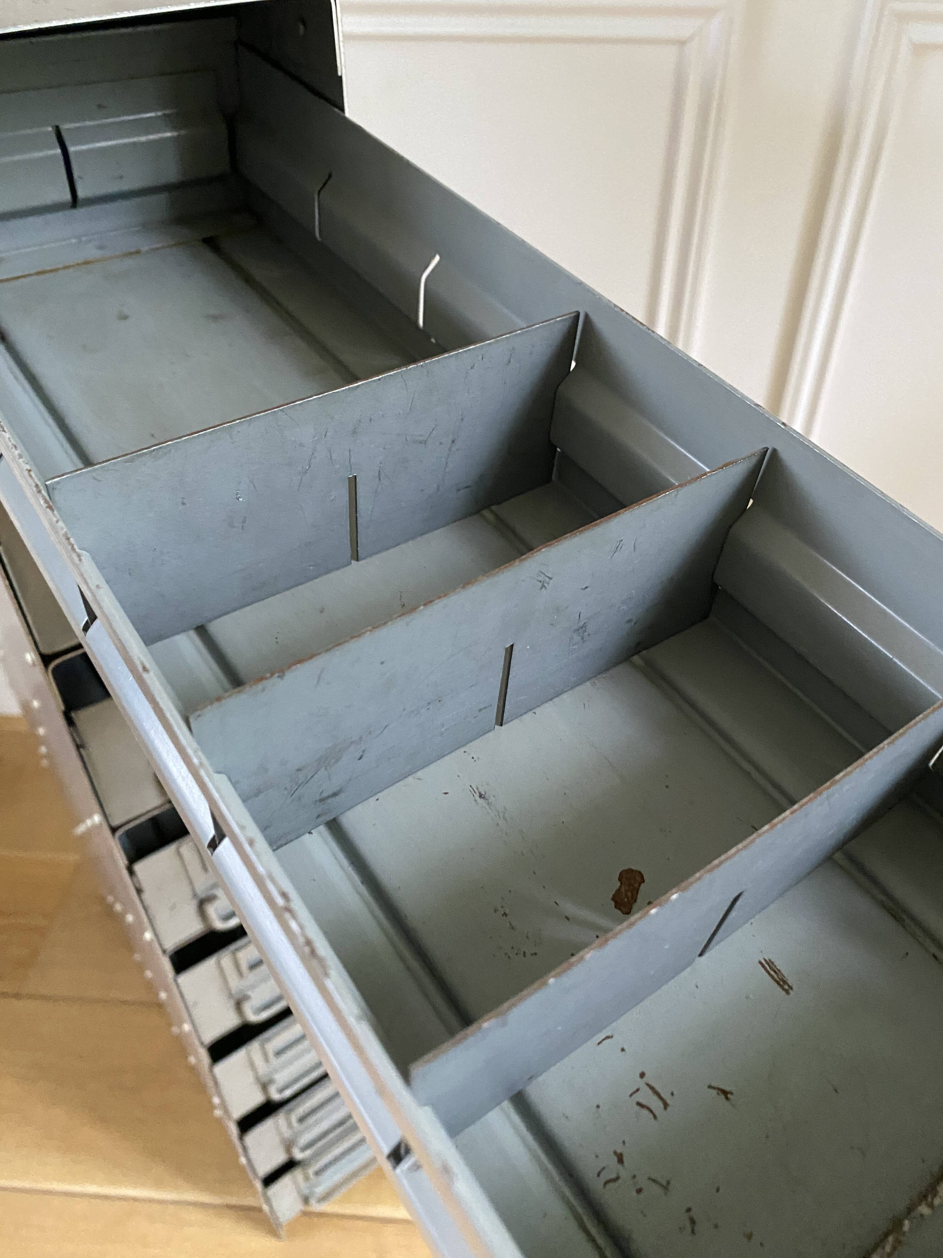 Meuble d'atelier en métal pour outils visserie 8 tiroirs vintage