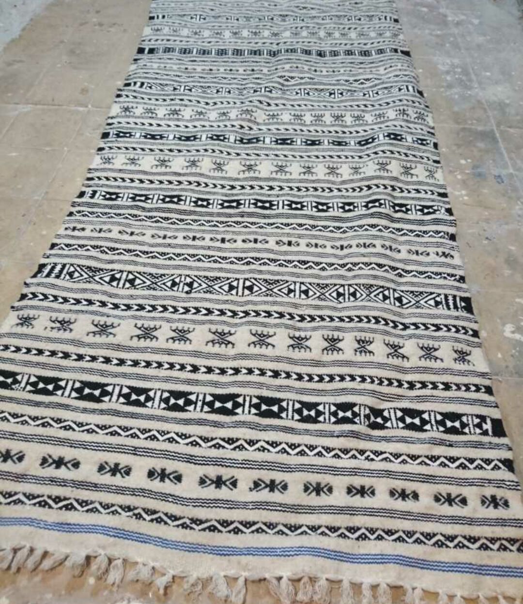 White and black 93x200cm rug