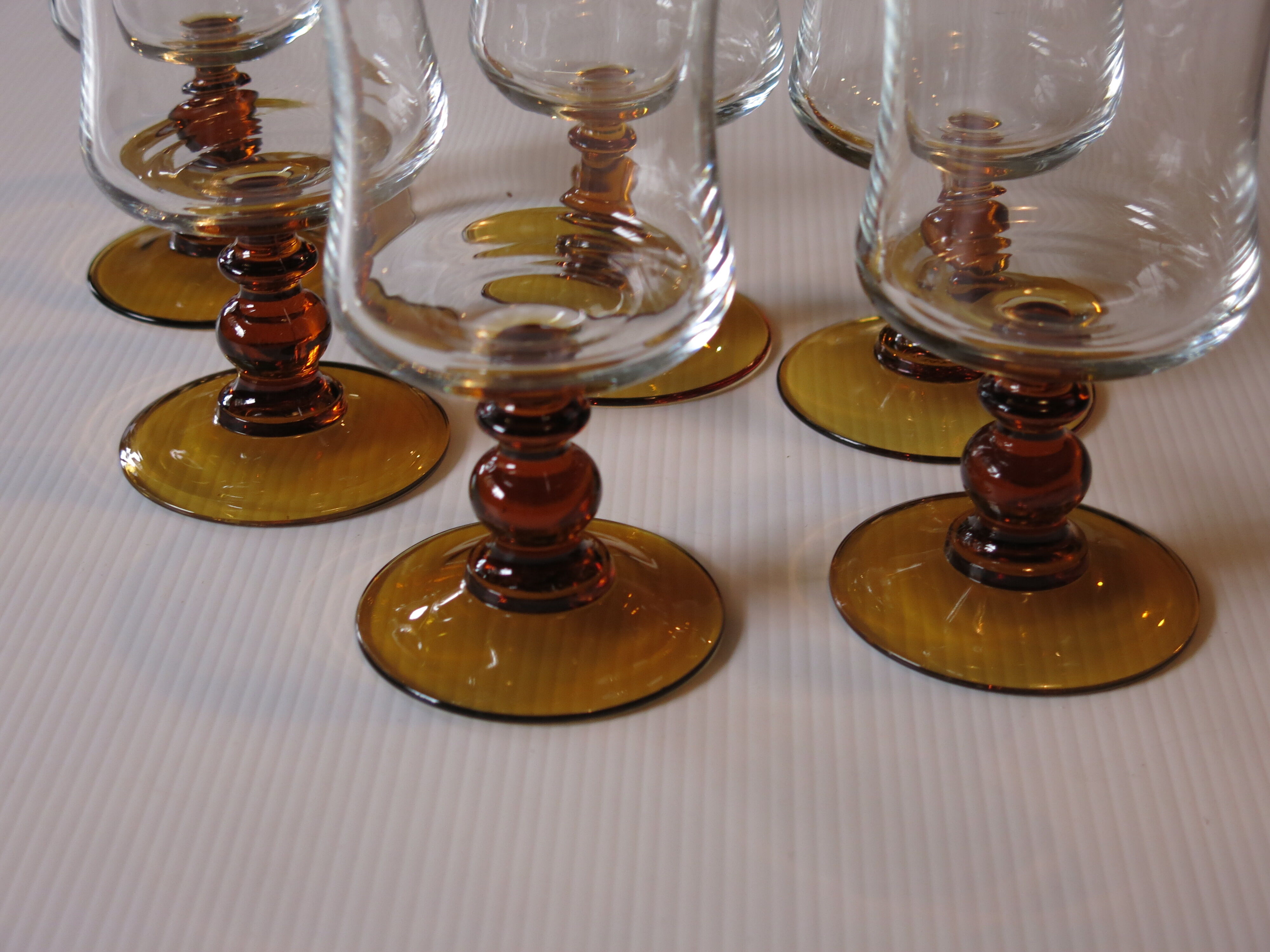 6 vintage stemmed glasses in very good condition