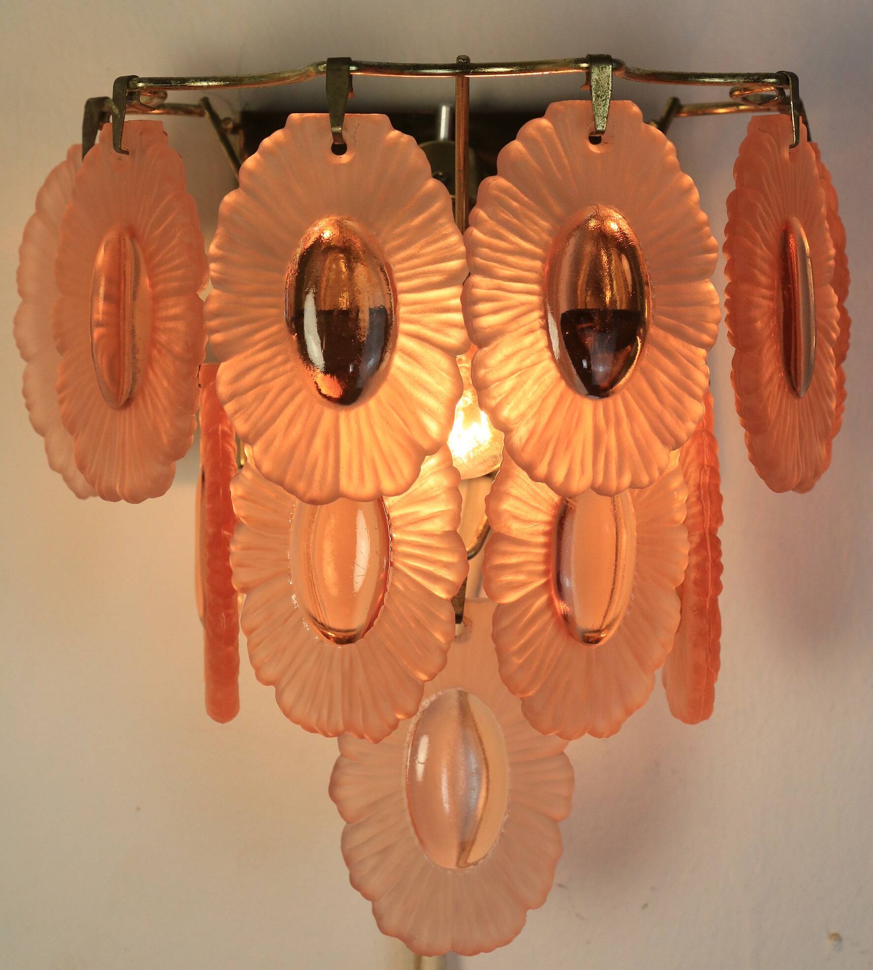 Paire d'appliques avec médaillon en verre rose, années 1970