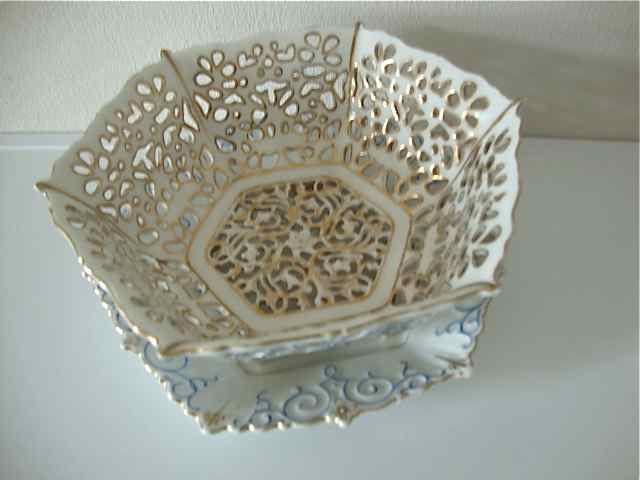 Open porcelain fruit cup