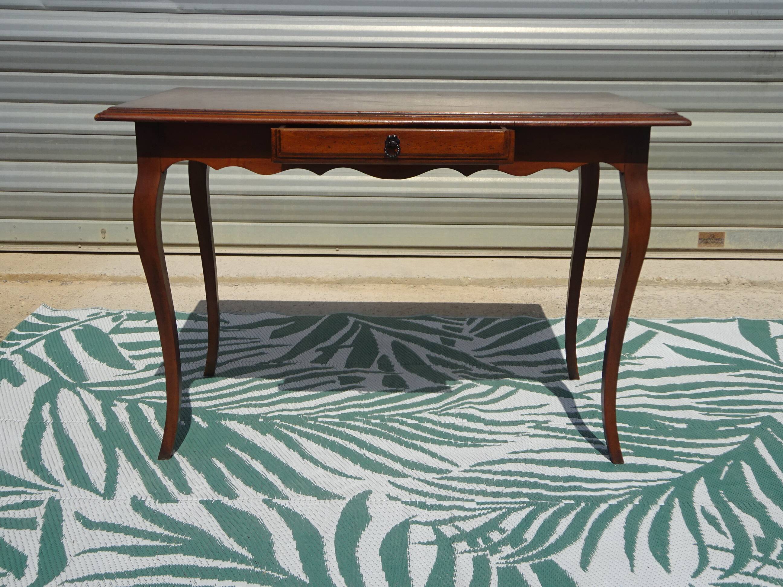 Petit bureau en bois de style Louis XV