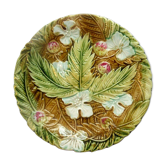 Assiette en barbotine Onnaing fraises fleurs et feuilles de fraisier
