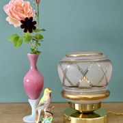 Lampe à poser globe vintage art déco en verre rose et doré
